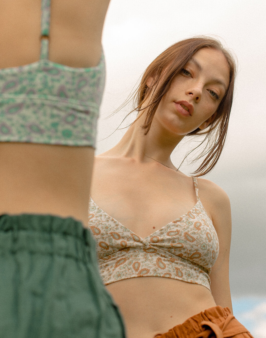 BAMBOO CROP TOP PAISLEY GOLD