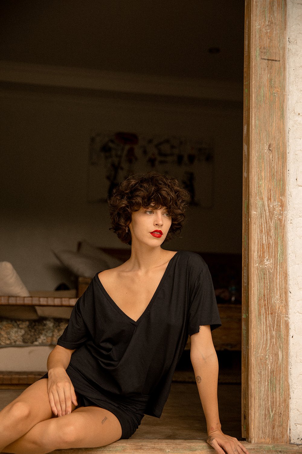 V NECK TEE BLACK