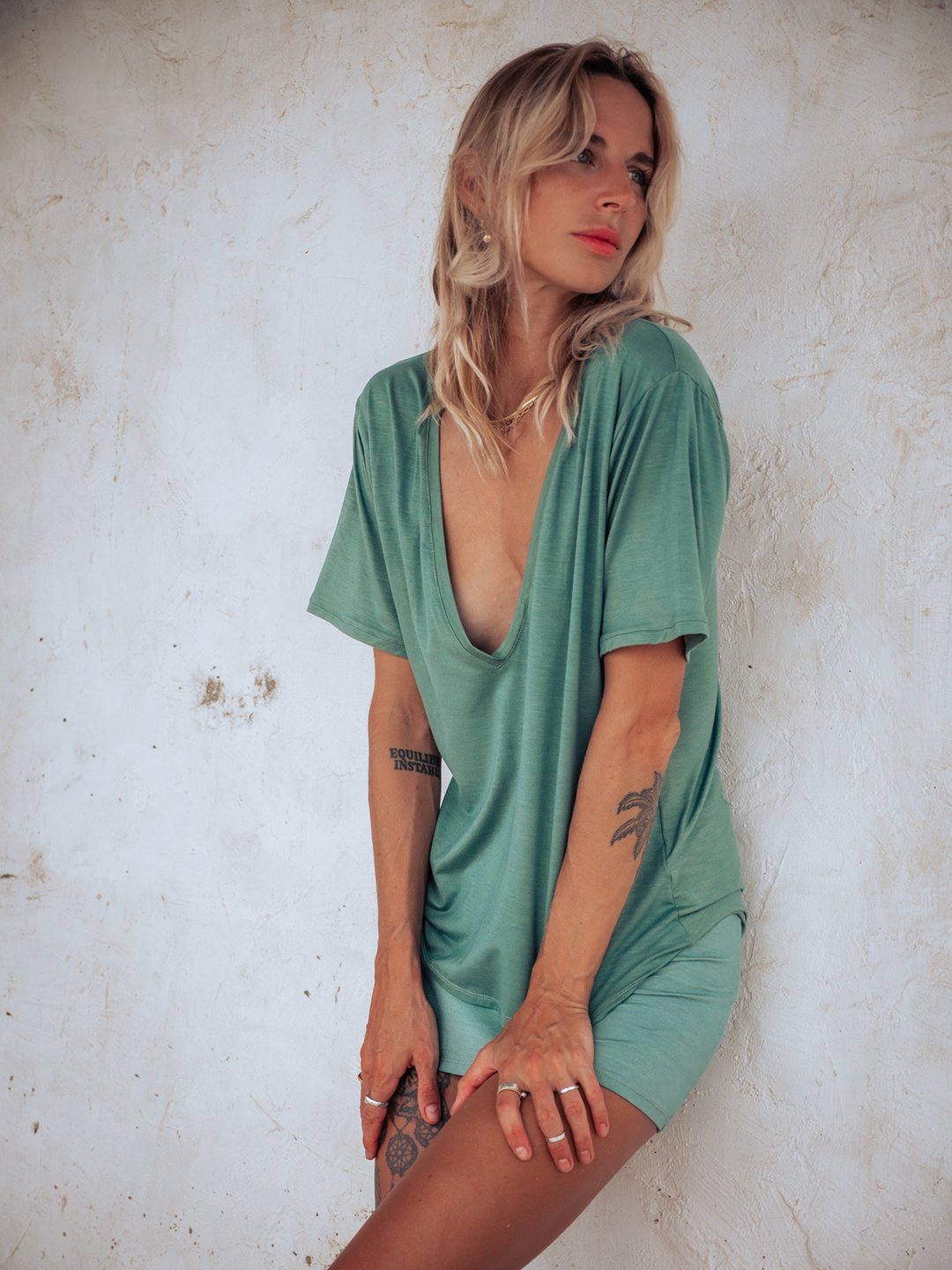 V NECK TEE ARMY